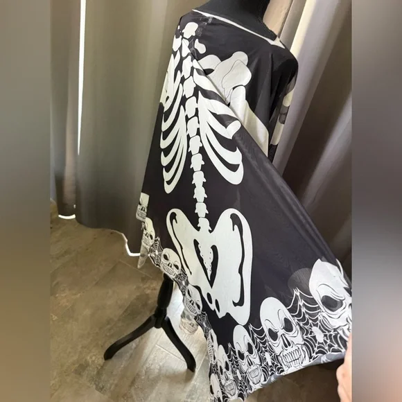 Victoria Harbour Black and White Garment - Picture 4 of 6